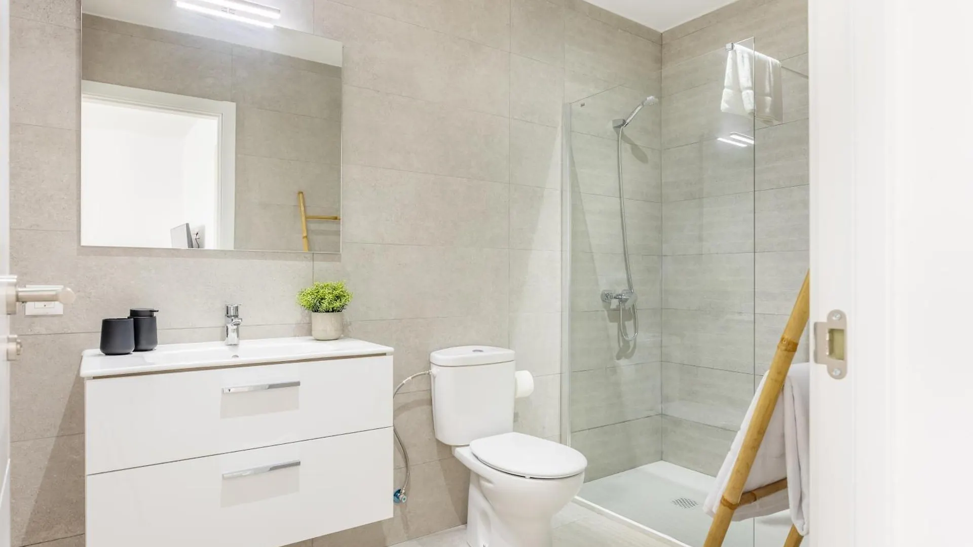 Modern Comfort In The Heart Of La Laguna Appartement